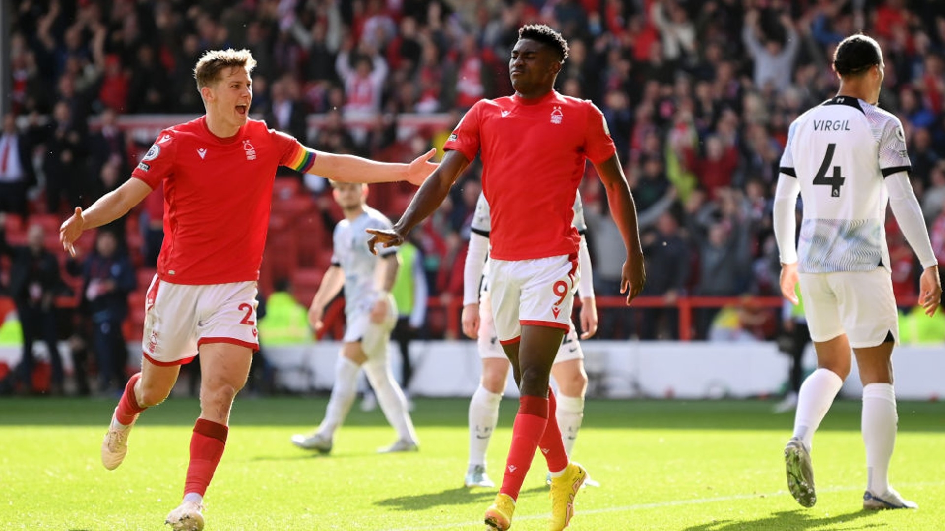 球迷们备受 球迷们备受